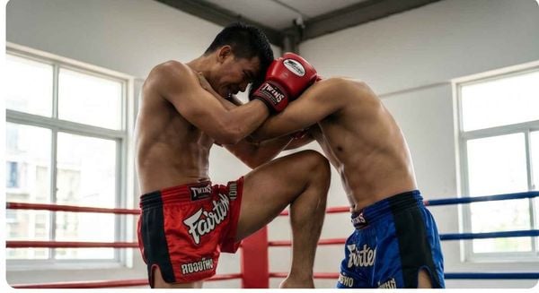 Nghệ thuật Clinch (ôm khóa) trong Muay Thái: Kỹ năng tấn công và cách phòng thủ
