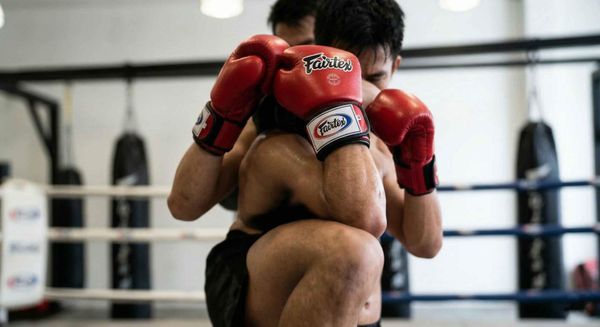 So sánh Fairtex BGV9 và Fairtex BGV1 – Boxing thuần vs Muay Thai chi tiết