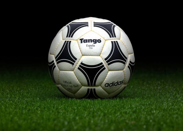 qua-bong-huyen-thoai-tango-1982-1