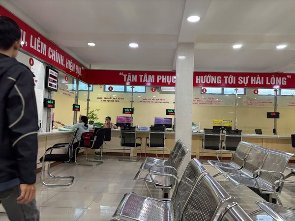 Kiosk dịch vụ công phục vụ chuyển đổi số tại phường Diên Hồng