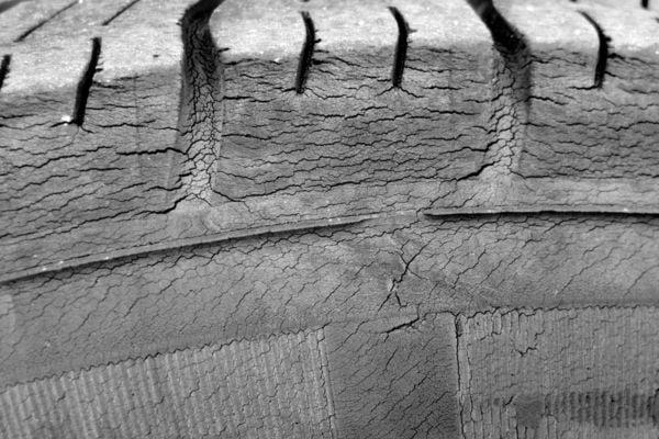 Lốp xe nâng người bị nứt và cần thay mới để đảm bảo vận hành an toàn