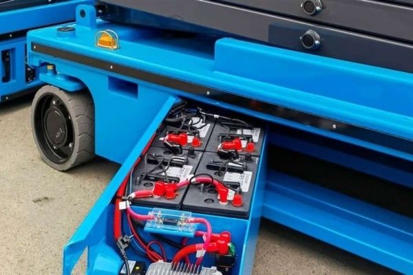 Cách kiểm tra bình ắc quy khô xe nâng người đúng chuẩn kỹ thuật