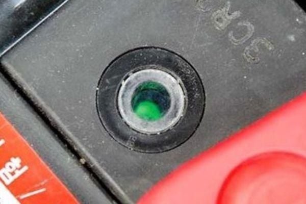 Kiểm tra bằng mắt thần trên bình ắc quy khô