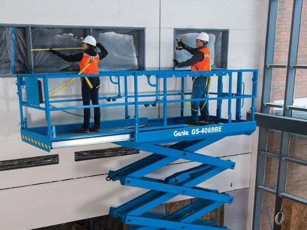 So sánh chi phí vận hành xe nâng cắt kéo điện với dầu