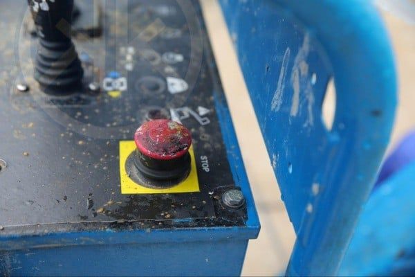 Công tắc dừng khẩn cấp xe nâng người có tác dụng gì?