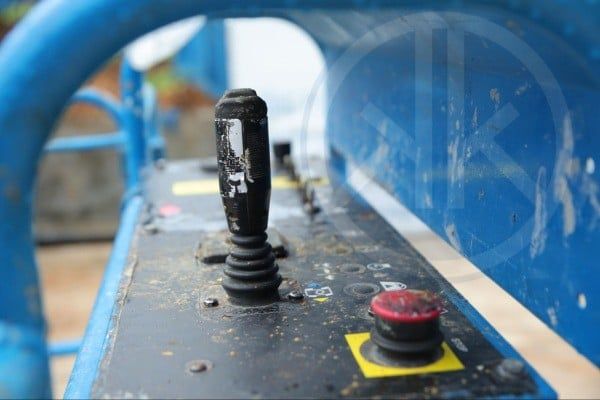 Công tắc giúp ngắt nhanh toàn bộ hệ thống điều khiển khi xảy ra sự cố