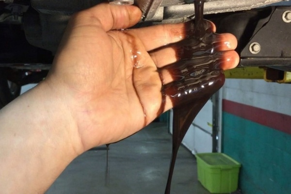 Dầu nhớt xe nâng người có màu sắc kỳ lạ là dấu hiệu cần thay mới