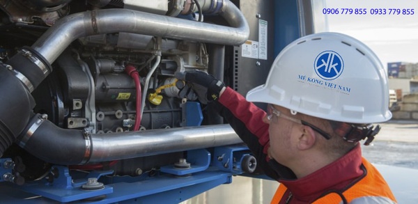 Tiến hành đổ dầu mới cho xe nâng người