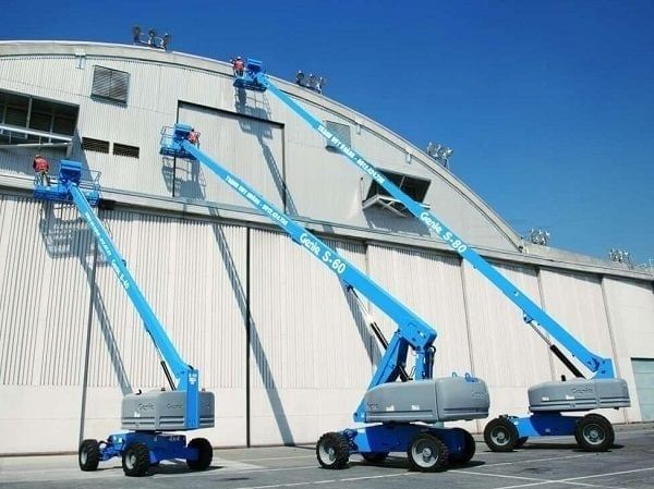 Xe nâng người được sử dụng phổ biến trong thi công bảng hiệu và biển quảng cáo