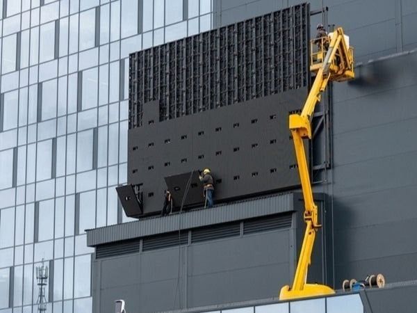 Xe nâng người đưa thợ lên cao lắp đặt biển tấm lớn