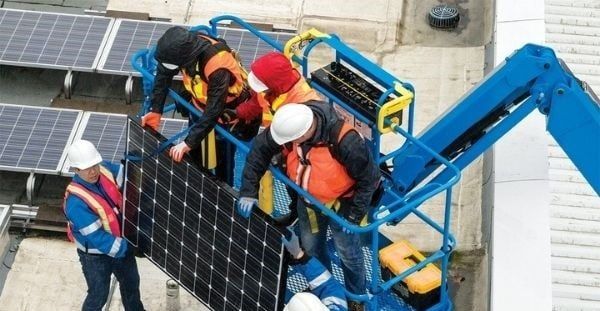 Dòng xe nâng người hỗ trợ kỹ thuật viên dễ dàng thi công bảng hiệu ngoài trời