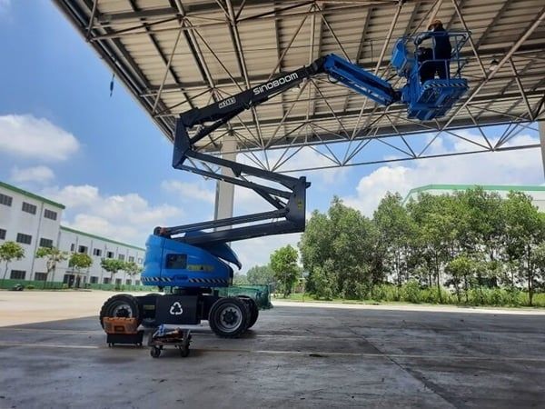 Mê Kông Việt Nam cung cấp dòng xe nâng người thi công, lắp đặt bảng hiệu