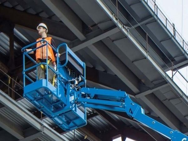 Xe nâng người sơn nhà xưởng giúp thợ tiếp cận vị trí cao sát mái an toàn