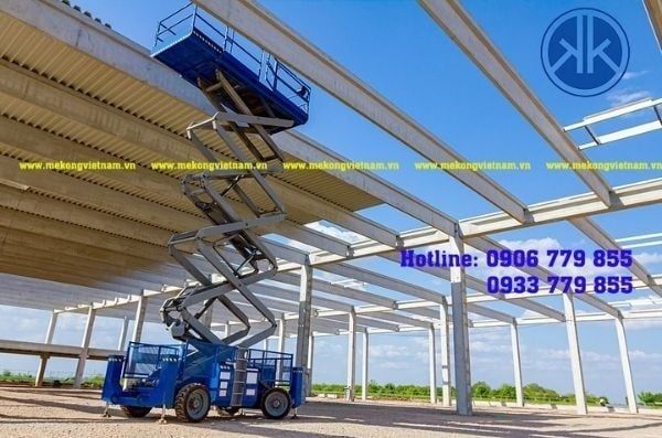 Xe nâng người dạng cắt kéo là lựa chọn ưu tiên cho các dự án sơn trần phẳng