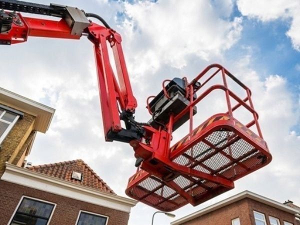 Xe nâng người giúp tiếp cận mọi góc cạnh để phun sơn đồng đều