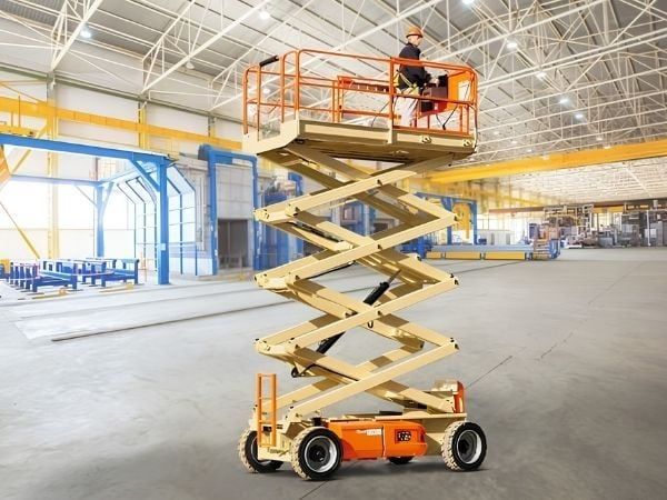Xe nâng người chạy điện cho nhà ga