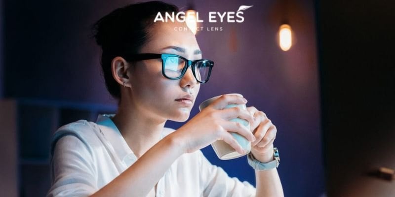 Làm việc buổi tối nhiều khiến kính áp tròng ban đêm kém hiệu quả