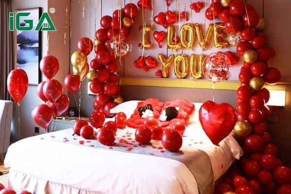 Trang trí giường cân đối giúp bố cục phòng ngủ hài hòa