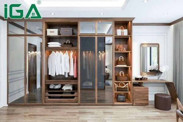 Phòng ngủ bố trí tủ quần áo cân đối, gọn gàng