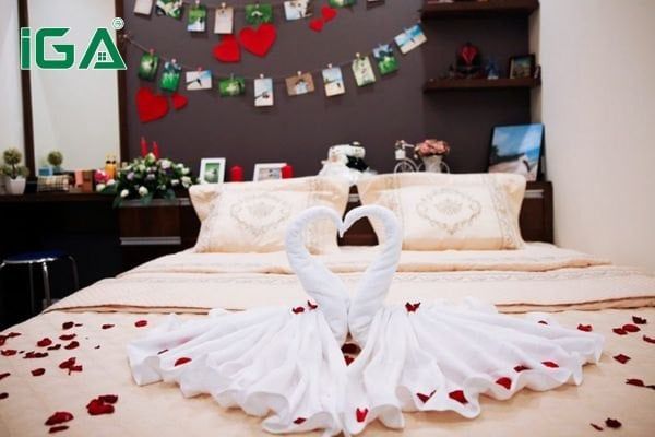 Giường cưới trang trí bằng đôi uyên ương