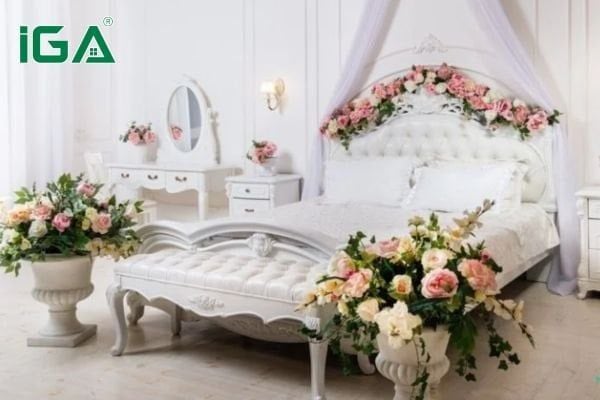 Hoa tươi giúp giường cưới trở nên lãng mạn và mềm mại