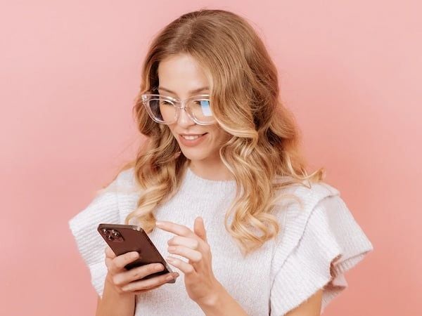 Kính giả cận: Phụ kiện thời trang hot trend cho giới trẻ hiện nay