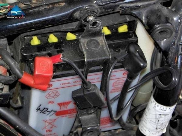 Bình ắc quy xe máy có tự sạc được không?