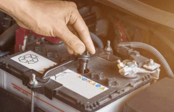 Rút toàn bộ dung dịch axit cũ ra ngoài bằng ống bơm