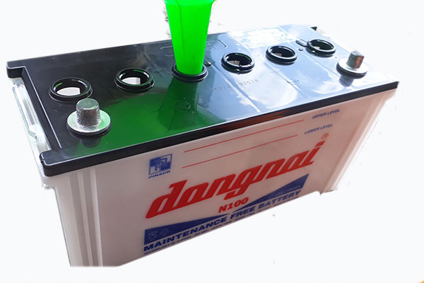 Đổ dung dịch điện phân mới vào từng ngăn bình