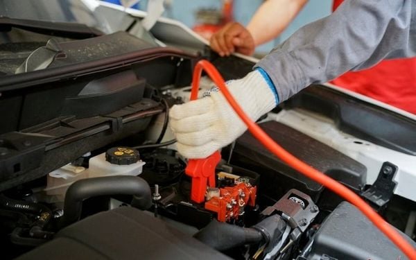 Cách phục hồi bình ắc quy nước xe máy và ô tô