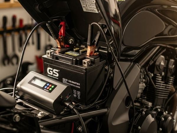 Sạc bình xe máy bao nhiêu vôn là đủ