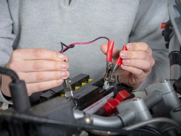 Cách sạc ắc quy xe máy 12V đúng cách