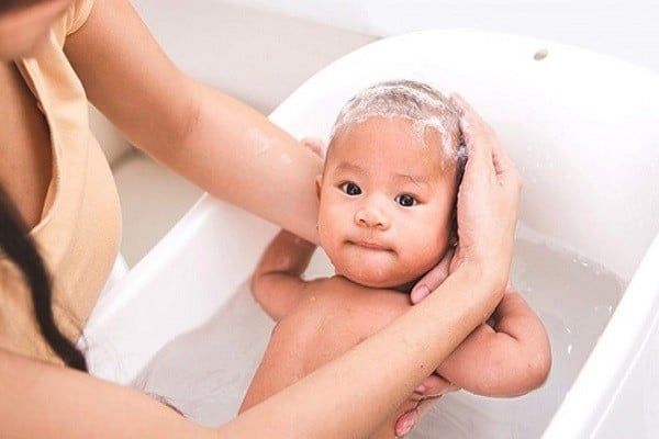 thời gian tắm cho trẻ theo độ tuổi