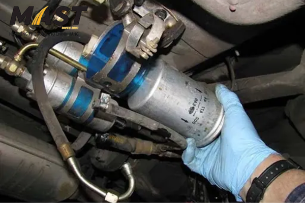 Tuyệt đối không để cạn bình nhiêu liệu vì sẽ khiến bơm nhanh hỏng