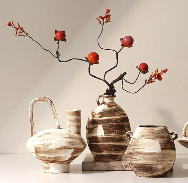 Bình hoa và hoa giả: Giải pháp trang trí phòng khách đẹp