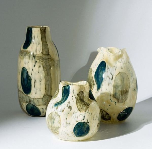 Bố trí bình hoa và hoa giả tạo điểm nhấn cho phòng khách