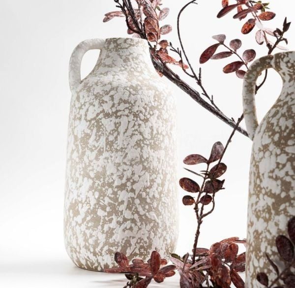 Bố trí bình hoa và hoa giả tạo điểm nhấn cho phòng khách