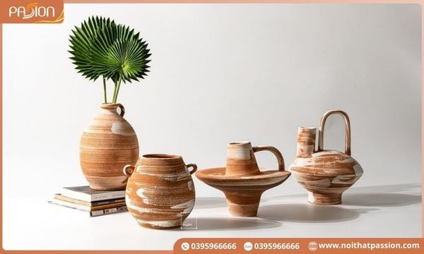 Trang trí bình hoa gốm với hoa giả theo phong cách Wabi-Sabi