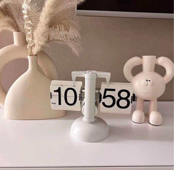 Mix đồng hồ và tượng decor phù hợp phong cách nội thất