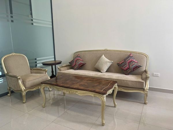 Bàn trà cổ điển chạm hoa mai tinh xảo