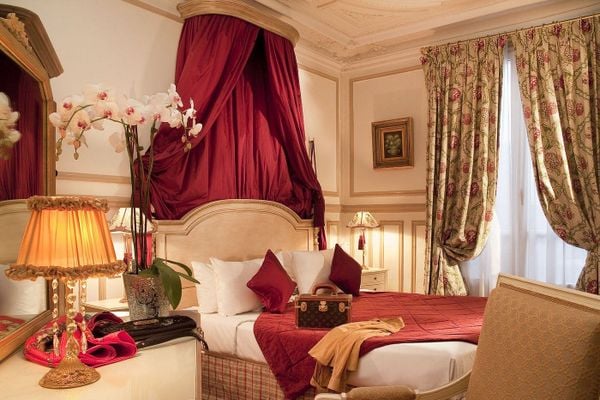 Khách sạn Hôtel Résidence Henri IV - nội thất cổ điển Paris