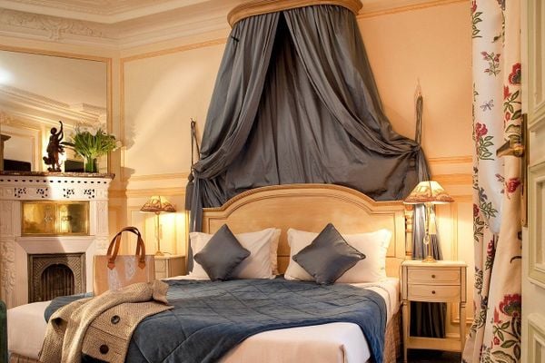 Khách sạn Hôtel Résidence Henri IV - nội thất cổ điển Paris