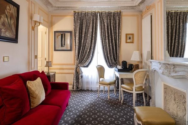 Khách sạn Hôtel Résidence Henri IV - nội thất cổ điển Paris