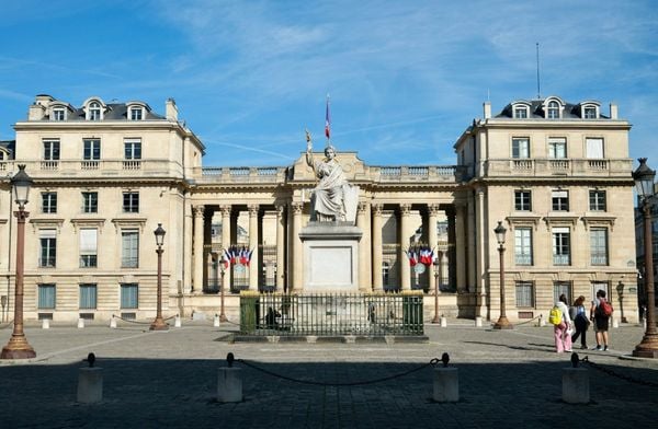 Dinh thự Palais Bourbon: Nơi Quyền Lực Gặp Gỡ Nghệ Thuật Tân Cổ Điển