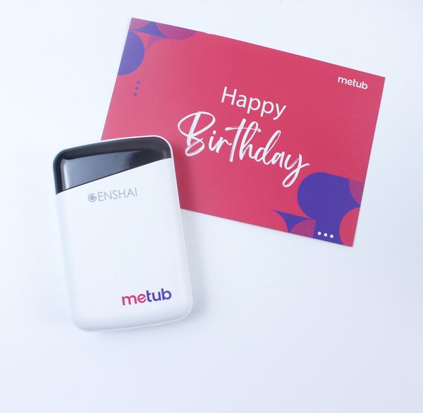 Quà tặng sạc dự phòng sẽ khiến khách hàng luôn nhớ tới bạn