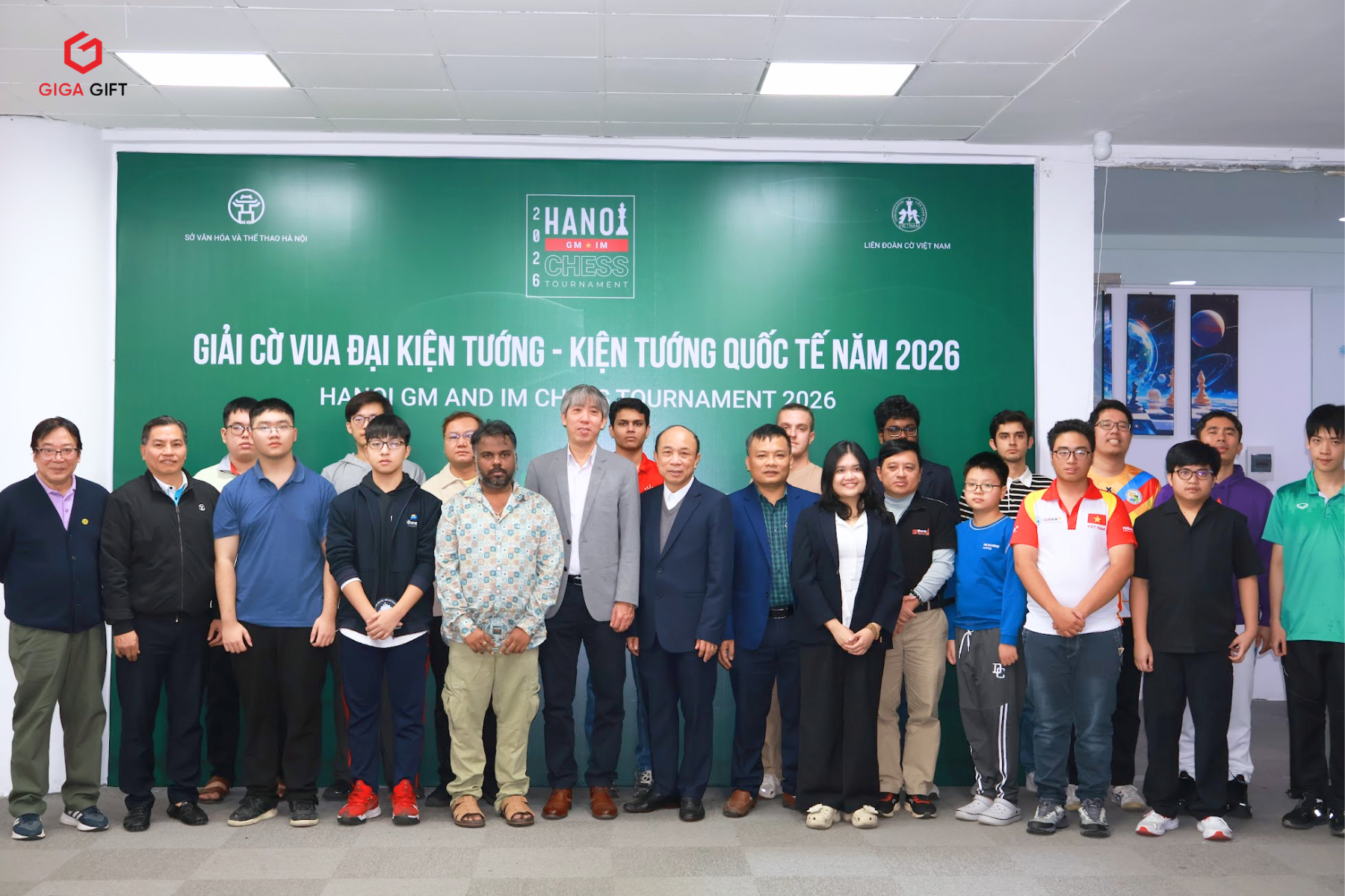 Các thành viên Ban tổ chức cùng đại diện các kỳ thủ tranh tài tại giải đấu