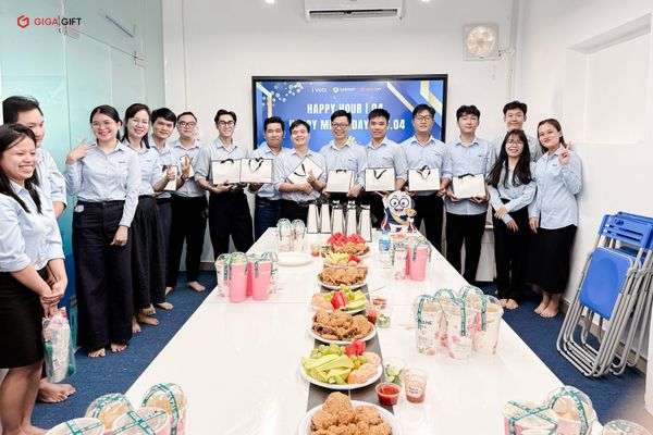 Lãnh đạo Giga Gift trao