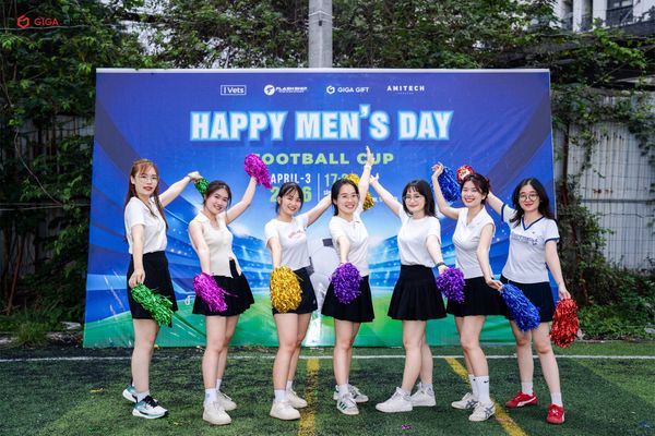 Đội nữ cổ động đã có tiết mục chào mừng tăng nhiệt khí cho trận đấu Football Cup.