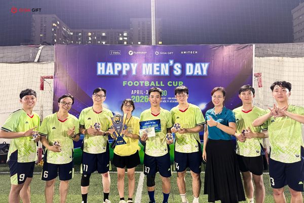 Football Cup đầu cầu TP. Hồ Chí Minh chúc mừng đội chiến thắng.