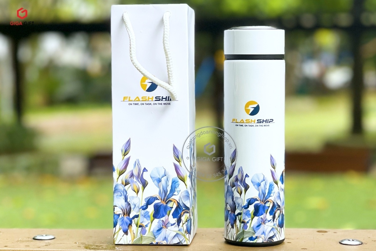 In logo tinh tế trên quà tặng để khắc sâu dấu ấn thương hiệu